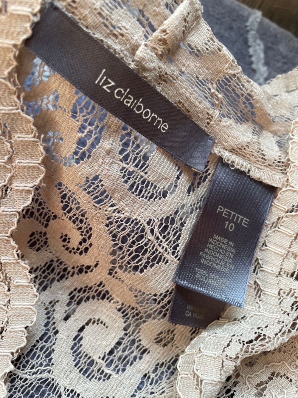 NWT Liz Claiborne Taupe Lace Short Sleeve V-Neck Blouse Size 10 Petite - Picture 6 of 8